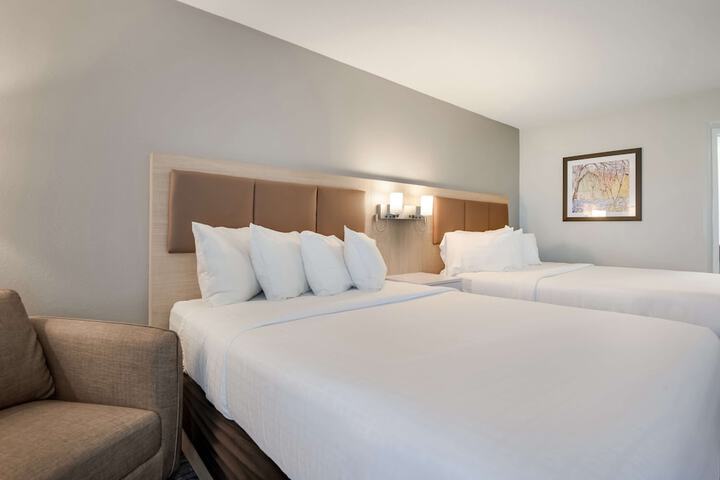 2 Queen Beds Flat Screen Television Microwave and Refrigerator High Speed Internet Accessible Full Breakfast (11 of 12)