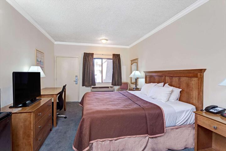1 King Bed (11 of 20)