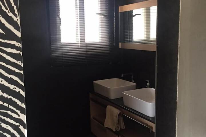 Room 12 of 16
