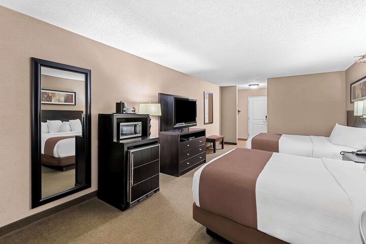 Accessible 1 Queen Accessible Walk in Shower Sofa Bed Microwave and Refrigerator WiFi Full Breakfast (1 of 16)