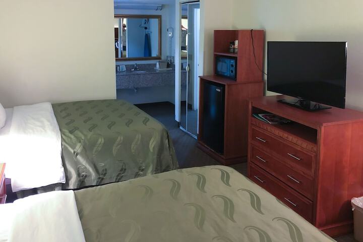 2 Queen Beds (9 of 13)
