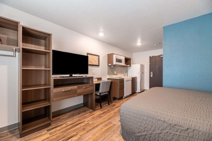 1 Queen Bed (7 of 15)