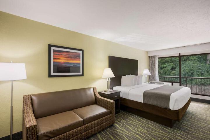 1 King Bed Sitting Area Microwave and Refrigerator WiFi Full Breakfast (1 of 21)