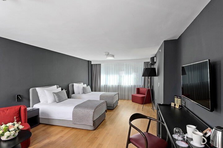 Room 43 of 143