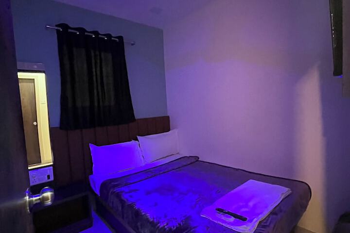 Room 6 of 18