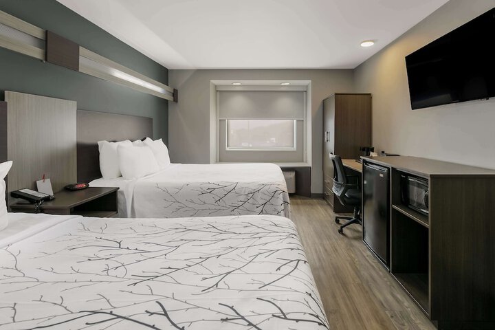 2 Queen Beds (7 of 9)