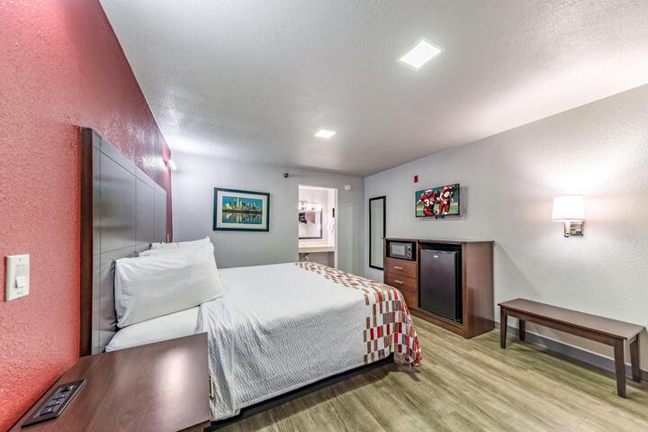 Deluxe King Bed (14 of 22)