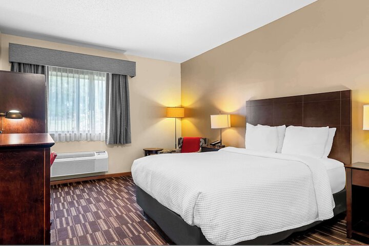 1 King Bed Microfridge High Speed Internet Full Breakfast (7 of 18)