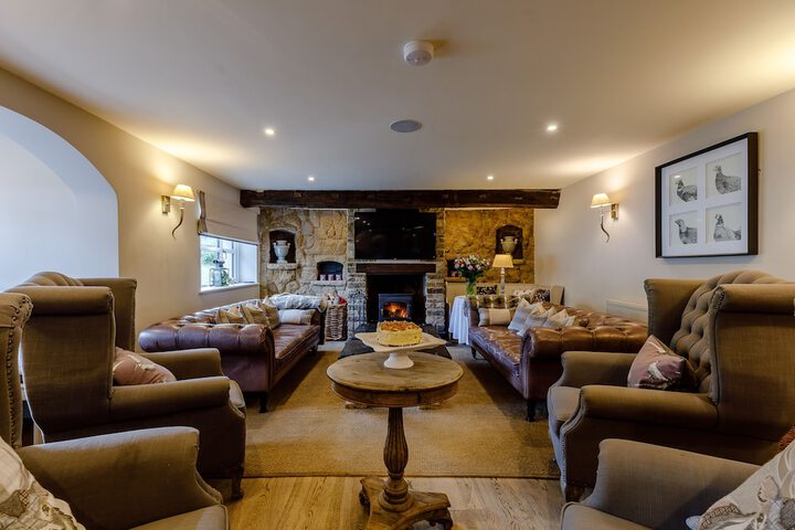 Lounge 33 of 44