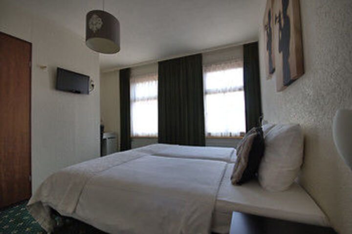 Room 11 of 48