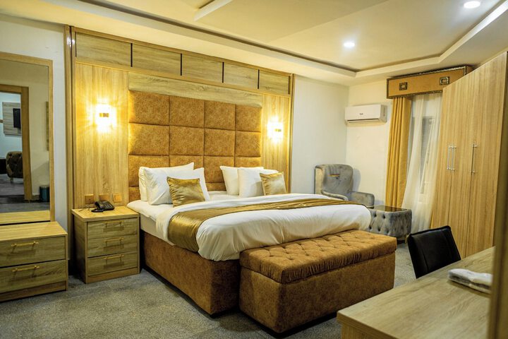 Room 8 of 25