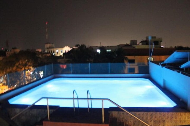 Hotel Pool