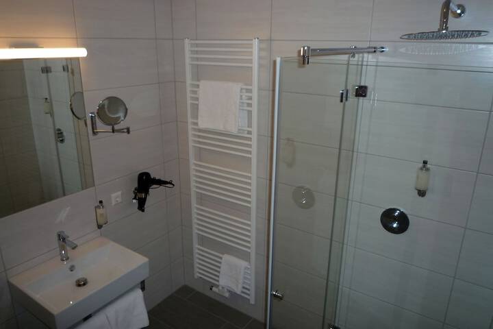 Room 17 of 28