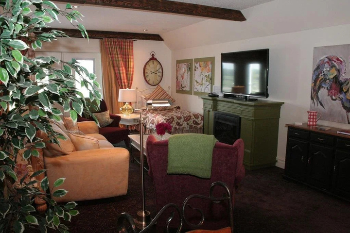Room 4 of 8