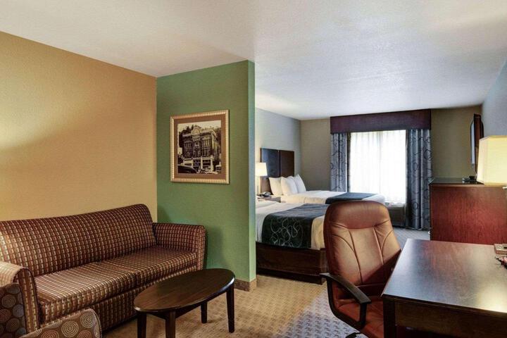 2 Queen Beds (2 of 5)