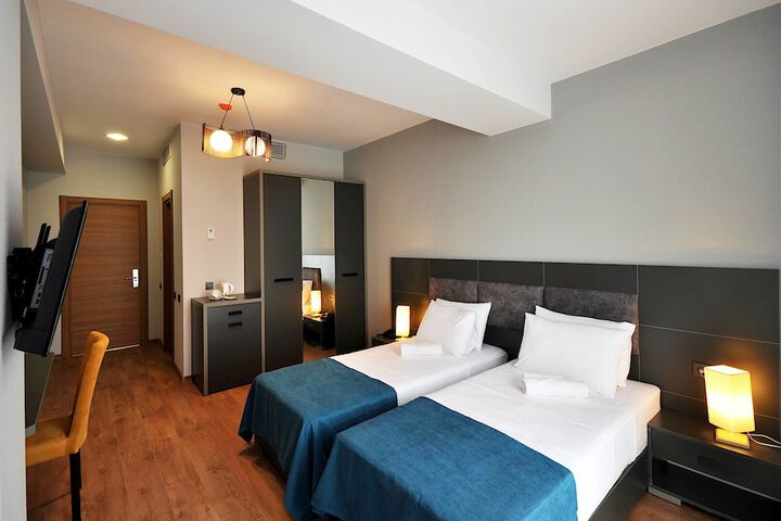Room 4 of 34
