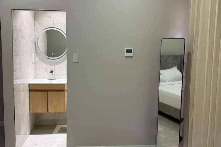 Room 4 of 16
