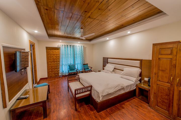 Room 4 of 9