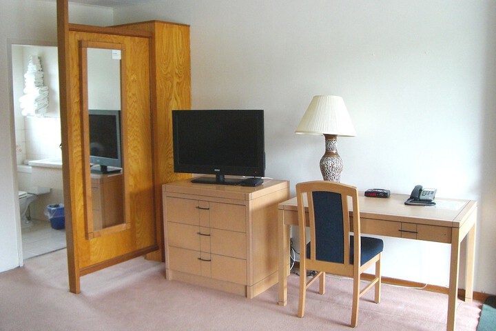 Room 30 of 42