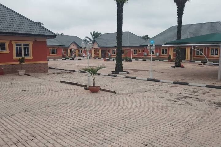 Mary queen hotels and suites