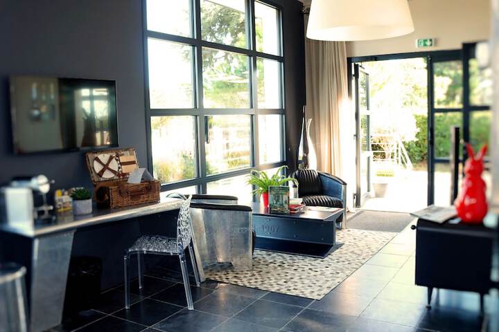 Guest Lobby