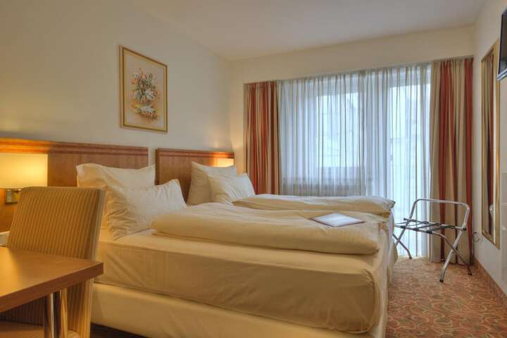 Room 10 of 33
