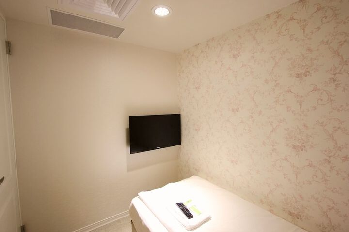 Room 12 of 80