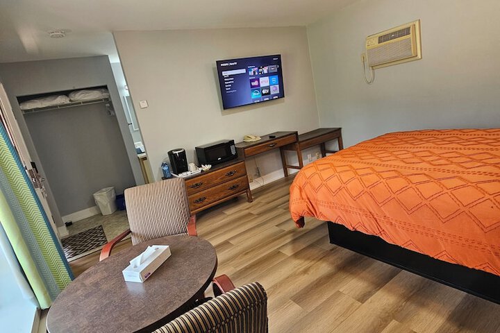 Room 27 of 69