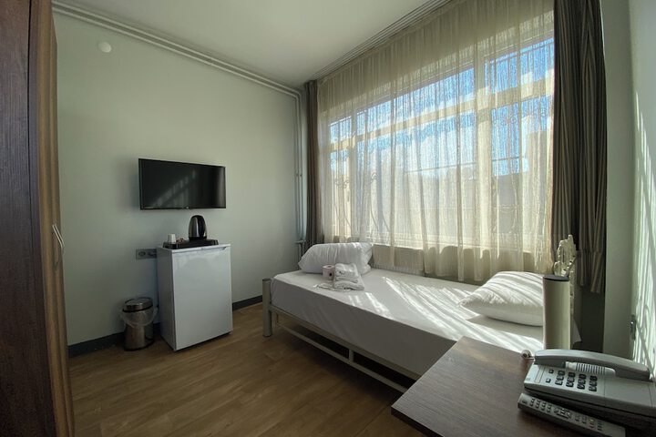 Room 5 of 9