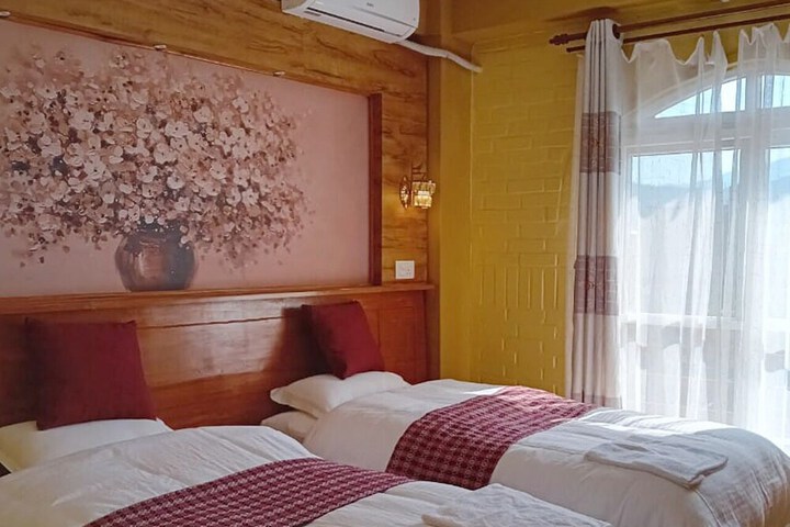 Room 6 of 12