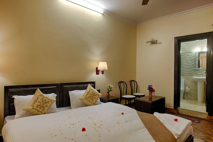 Room 6 of 9