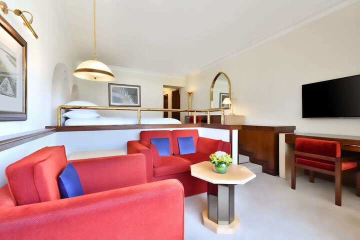Room 8 of 220