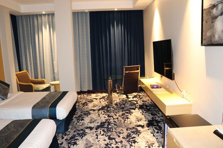 Room 8 of 40
