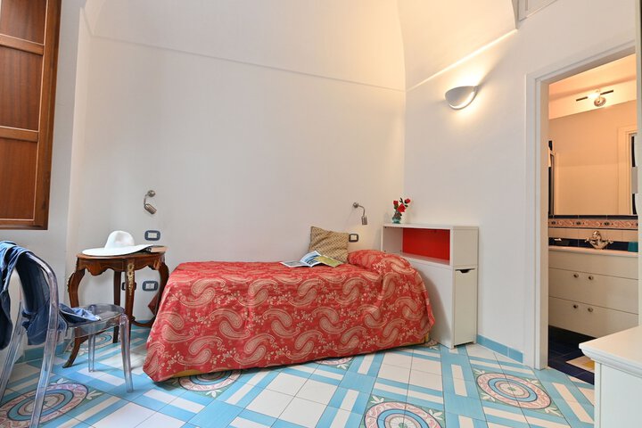 Room 2 of 28