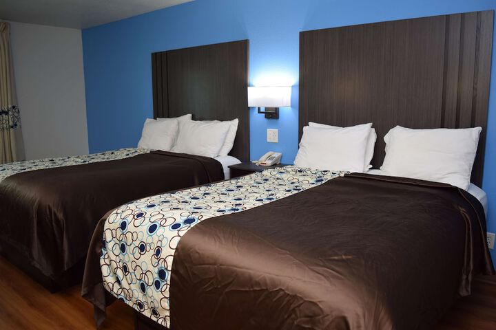 1 Queen Bed (13 of 17)