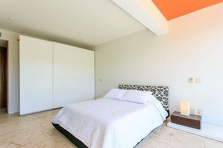 Room 26 of 108