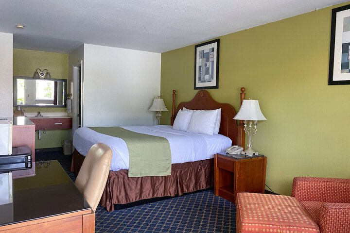 1 King Bed (3 of 4)