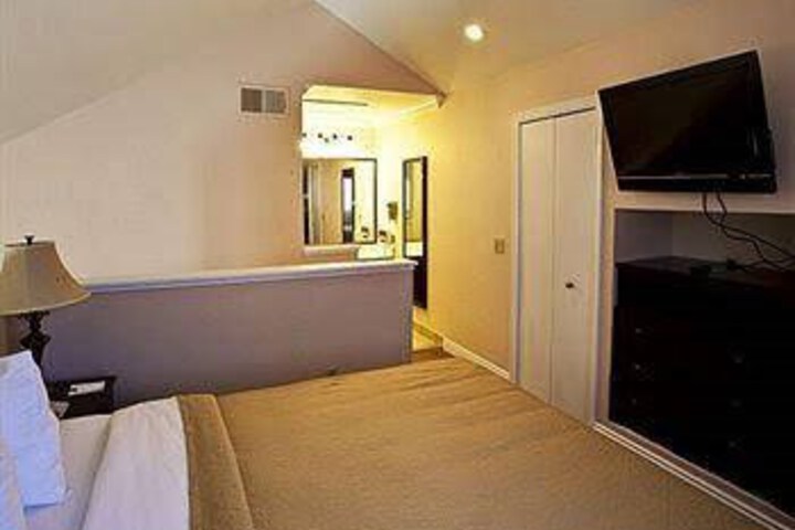 Suite 6 of 12