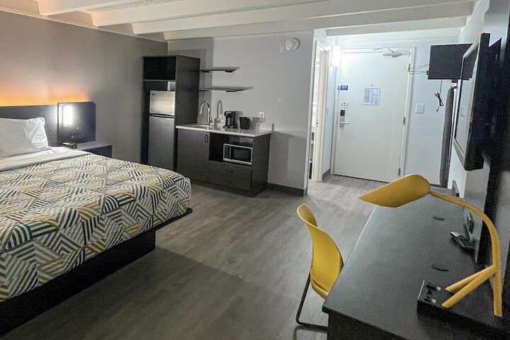 Room 5 of 11