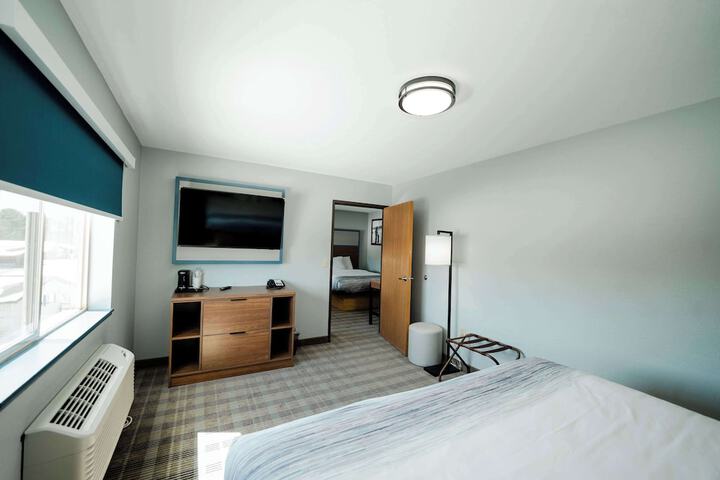 2 Queen Beds (7 of 15)