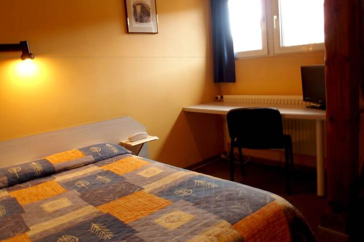 Room 6 of 10