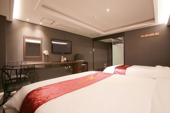 Room 30 of 83