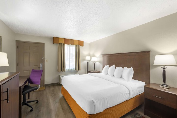 1 King Bed High Speed Internet Accessible Microwave and Refrigerator Couch Coffee Maker Iron Full Breakfast (1 of 10)