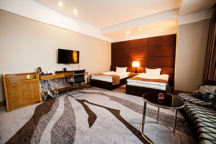 Room 4 of 33