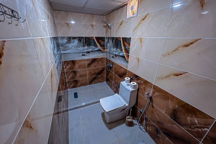 Room 6 of 10