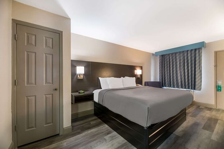 1 King Bed (1 of 9)
