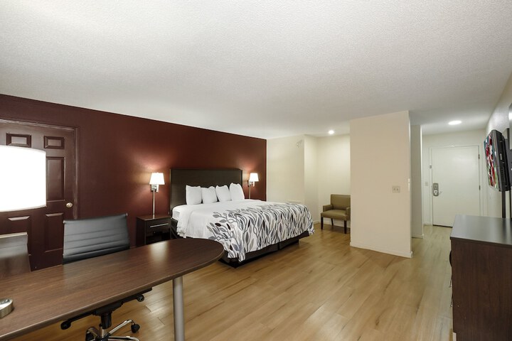 Superior King Bed (9 of 14)