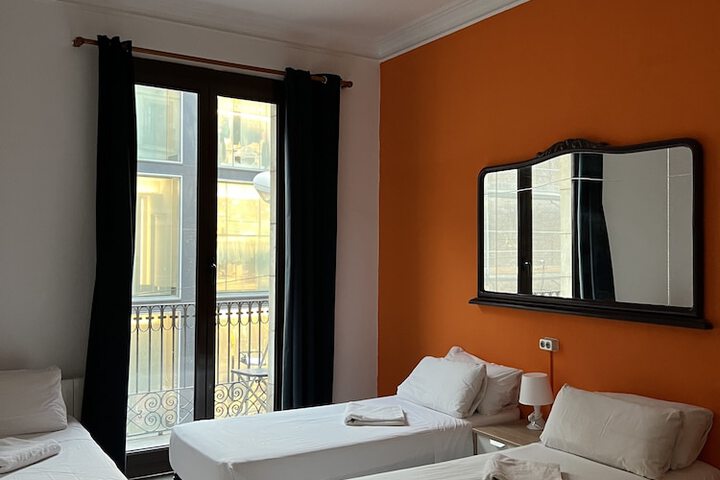 Room 5 of 12