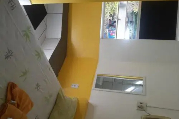 Room 4 of 8