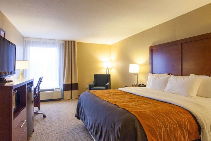 1 King Bed (3 of 21)